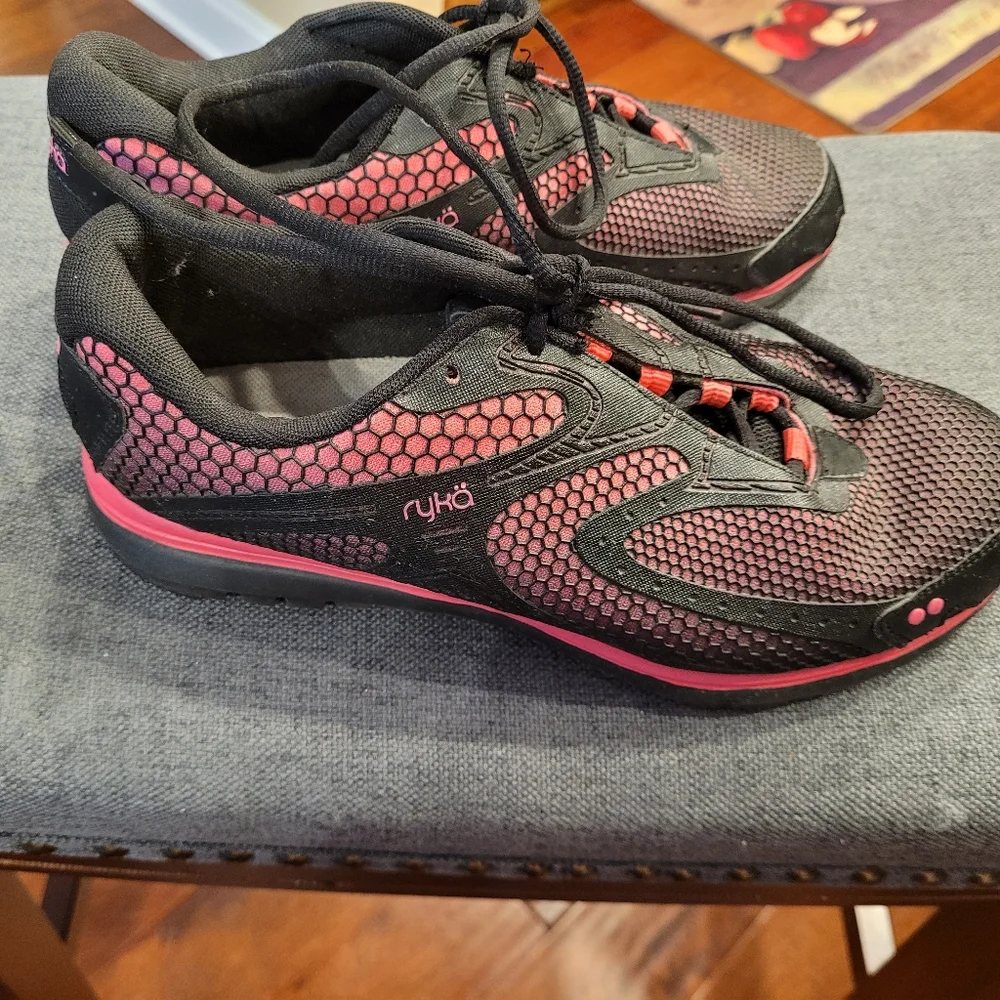 Ryka athletic shoe. Black & pink. Great tread